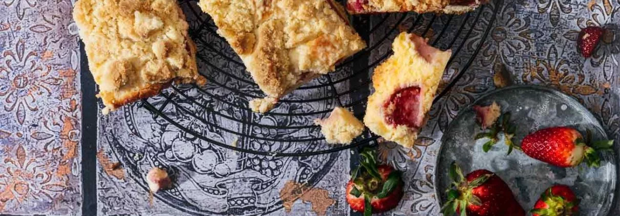 Das war ein ganzes Blech voll nach meinem Geschmack. Ich konnte es kaum erwarten, bis der Kuchen endlich ausgekühlt war, so dass ich wie von Zauberhand in der Küche stand und Sahne geschlagen habe, um einige Minuten später schon am Tisch zu sitzen und das erste (noch warme) Stück Kuchen mit Sahne zu essen. Kann man machen.