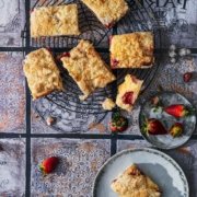 Das war ein ganzes Blech voll nach meinem Geschmack. Ich konnte es kaum erwarten, bis der Kuchen endlich ausgekühlt war, so dass ich wie von Zauberhand in der Küche stand und Sahne geschlagen habe, um einige Minuten später schon am Tisch zu sitzen und das erste (noch warme) Stück Kuchen mit Sahne zu essen. Kann man machen.