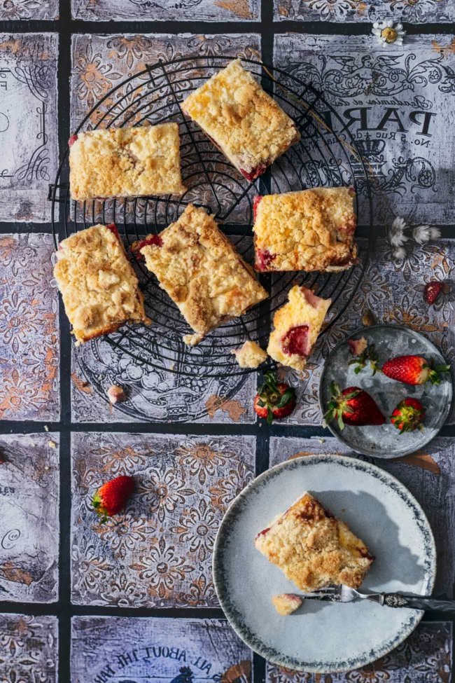 Das war ein ganzes Blech voll nach meinem Geschmack. Ich konnte es kaum erwarten, bis der Kuchen endlich ausgekühlt war, so dass ich wie von Zauberhand in der Küche stand und Sahne geschlagen habe, um einige Minuten später schon am Tisch zu sitzen und das erste (noch warme) Stück Kuchen mit Sahne zu essen. Kann man machen.