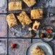 Das war ein ganzes Blech voll nach meinem Geschmack. Ich konnte es kaum erwarten, bis der Kuchen endlich ausgekühlt war, so dass ich wie von Zauberhand in der Küche stand und Sahne geschlagen habe, um einige Minuten später schon am Tisch zu sitzen und das erste (noch warme) Stück Kuchen mit Sahne zu essen. Kann man machen.