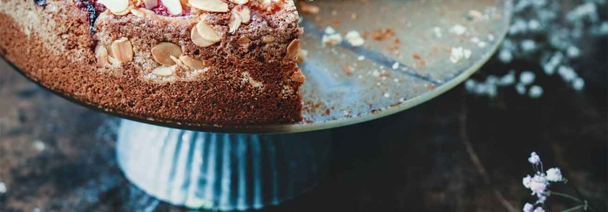 Ich musste den Kuchen einfach unbedingt backen und freue mich schon auf das nächste Stück am Nachmittag. Ich habe ihn nämlich erst gestern frisch gebacken, als mir das Rezept in die Hände fiel, was schon viel zu lange darauf gewartet hatte, ausprobiert und richtig aufgeschrieben zu werden. Hier ist es nun…dazu ein bisschen frische Sahne.