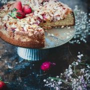 Ich musste den Kuchen einfach unbedingt backen und freue mich schon auf das nächste Stück am Nachmittag. Ich habe ihn nämlich erst gestern frisch gebacken, als mir das Rezept in die Hände fiel, was schon viel zu lange darauf gewartet hatte, ausprobiert und richtig aufgeschrieben zu werden. Hier ist es nun…dazu ein bisschen frische Sahne.