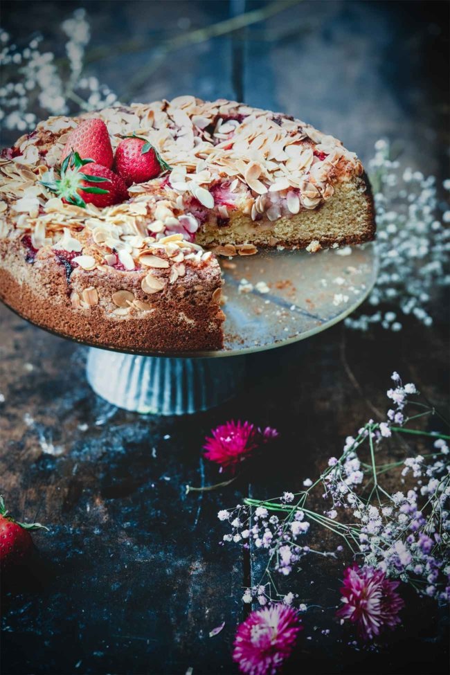 Ich musste den Kuchen einfach unbedingt backen und freue mich schon auf das nächste Stück am Nachmittag. Ich habe ihn nämlich erst gestern frisch gebacken, als mir das Rezept in die Hände fiel, was schon viel zu lange darauf gewartet hatte, ausprobiert und richtig aufgeschrieben zu werden. Hier ist es nun…dazu ein bisschen frische Sahne.