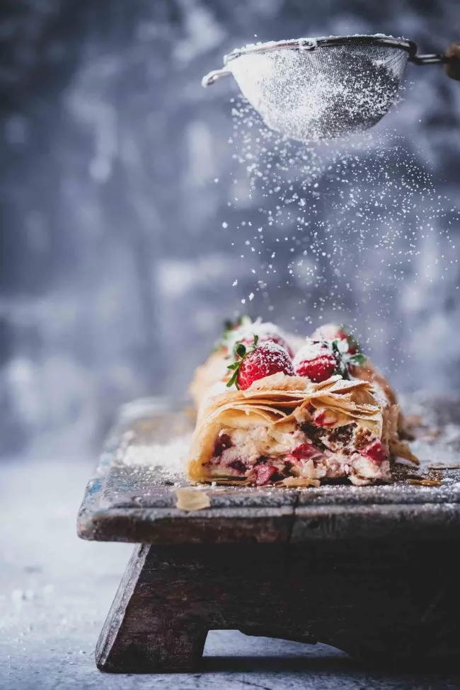 Mein erstes Mal. Und ich bin überrascht, dass es gar nicht so schwer ist einen Strudel zu backen. Das schwerste daran war es, eine Packung der Strudelteigblätter (Filo-oder Yufkateig) zu kaufen. Ich wohne ja nicht gerade in der Großstadt, sondern eher ländlich. Da kommt der Marktleiter nicht auf die Idee solche Produkte zu bestellen. Aber es ist geschafft und liebe die Kombination aus Quark, Erdbeeren und Cantuccini Keksen. Habt ihr schon Strudel selbstgemacht?