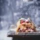 Mein erstes Mal. Und ich bin überrascht, dass es gar nicht so schwer ist einen Strudel zu backen. Das schwerste daran war es, eine Packung der Strudelteigblätter (Filo-oder Yufkateig) zu kaufen. Ich wohne ja nicht gerade in der Großstadt, sondern eher ländlich. Da kommt der Marktleiter nicht auf die Idee solche Produkte zu bestellen. Aber es ist geschafft und liebe die Kombination aus Quark, Erdbeeren und Cantuccini Keksen. Habt ihr schon Strudel selbstgemacht?