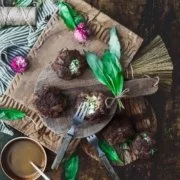 Bärlauch-Käse Frikadellen Wild garlic cheese meatballs Puh, da war ich aber froh, dass ich aus dem Garten noch etwas Bärlauch retten konnte, bevor dieser durch eine dichte Schneedecke wieder vergraben war. Ich habe das Glück, dass der Bärlauch im Garten richtig gut gedeiht und wir uns auf viele tolle Bärlauchrezepte freuen können. 6 Stück 40 g Bärlauch, fein gehackt 150 g fester Frischkäse oder Weißkäse Salz Pfeffer 1 rote Zwiebel, fein gehackt 1 EL Butter 500 g Hackfleisch, gemischt 30 g Paniermehl 2 EL Butterschmalz 1 Ei 2 TL Senf Gehackten Bärlauch zusammen mit dem Käse mit einer Gabel zerdrücken und mit Salz und Pfeffer würzen Käsemasse zu 6 kleinen Kugeln formen Zwiebelwürfel in der Butter glasig andünsten, abkühlen lassen Zwiebelwürfel, Hackfleisch, Paniermehl, Ei und Senf verkneten und mit Salz und Pfeffer würzen Hackfleisch zu 6 Kugeln formen, etwas flach drücken und in die Mitte die Käsekugel setzen Hackfleisch darüber schlagen, sodass der Käse gut umhüllt ist Butterschmalz in einer großen Pfanne erhitzen und die Frikadellen von jeder Seite 5 Minuten braten, dann warm stellen TIPP: Ich mache aus den Bratensatz immer noch eine Soße, indem ich den Bratensatz mit 100 ml Weißwein ablösche. Ich rühre dann 1 TL Speisestärke mit Wasser an und rühre diese zusammen mit 200 ml Rinderbrühe in die Pfanne und lasse alles unter Rühren aufkochen und 5 Minuten köcheln. Anstelle von festen Frischkäse (Formaggini oder Ziegenfrischkäse) kannst du auch gut einen Feta-Käse nehmen.