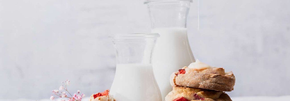 Für mich dürfte es das ganze Jahr Hefeschnecken geben. Immer etwas lauwarm aus dem Ofen und immer frisch gebacken. Und immer mit ganz viel Glasur. Und da wir uns gerade zwischen Ostern und Frühling bewegen, gibt es richtig tolle Schneckchen mit Eierlikör und Erdbeeren.
