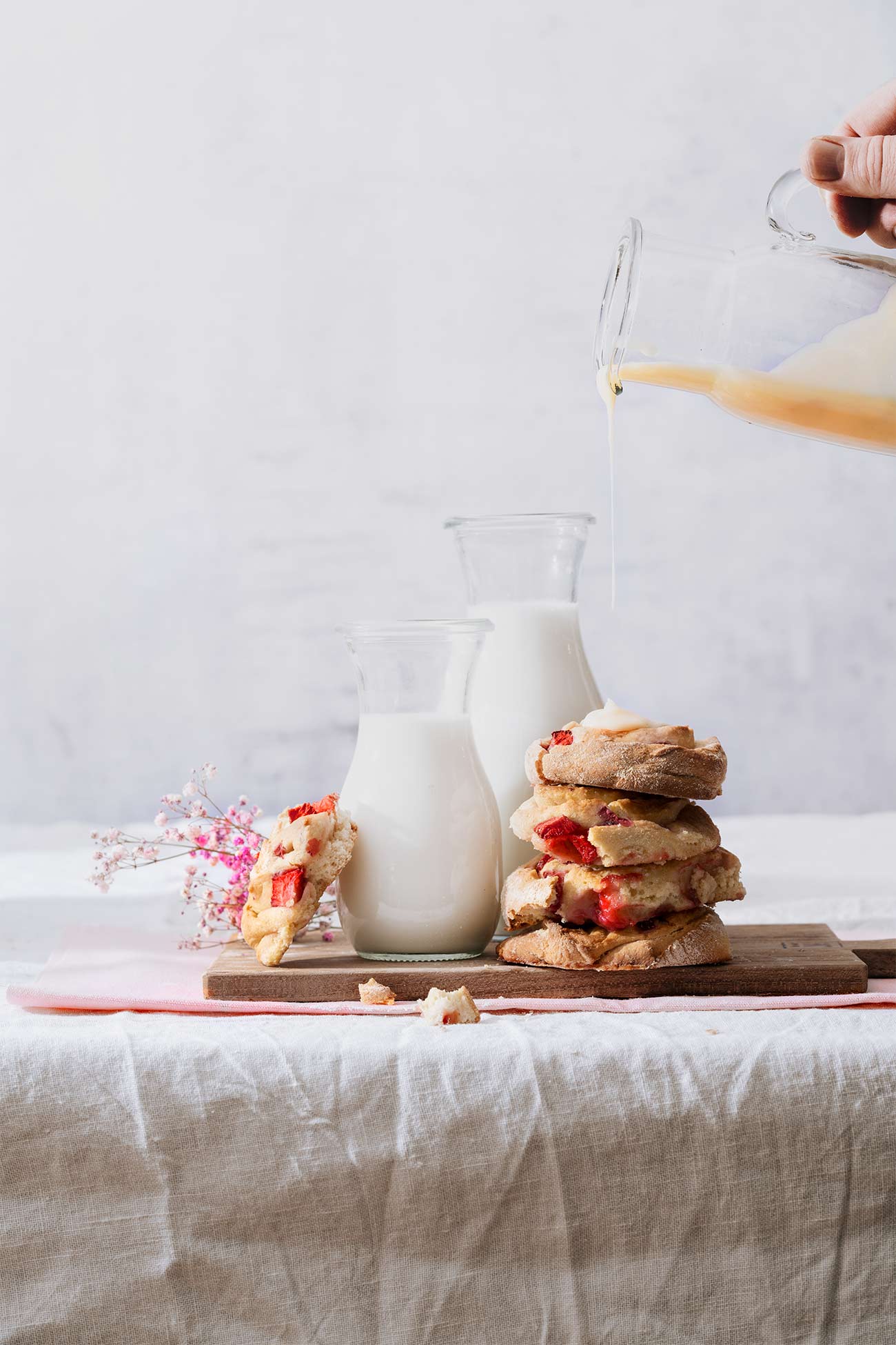 Für mich dürfte es das ganze Jahr Hefeschnecken geben. Immer etwas lauwarm aus dem Ofen und immer frisch gebacken. Und immer mit ganz viel Glasur. Und da wir uns gerade zwischen Ostern und Frühling bewegen, gibt es richtig tolle Schneckchen mit Eierlikör und Erdbeeren.  