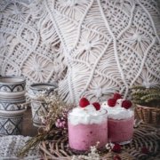 Ich dachte mir, dass dieses schnell gemachte Himbeer-Mousse, perfekt für einen Start in die Woche ist. Es ist ein WIRKLICH einfaches Dessert, das aus Früchten, Quark und Sahne besteht. Einfacher geht es ehrlich gesagt nicht. Tatsächlich ist es so einfach, dass ich gezögert habe, es überhaupt zu posten ... ja, dieses Rezept ist einfach so einfach. Aber dann habe ich dem Dessert noch eine Baisermasse verpasst und das alles war einfach zu köstlich, um es nicht mit euch zu teilen.
