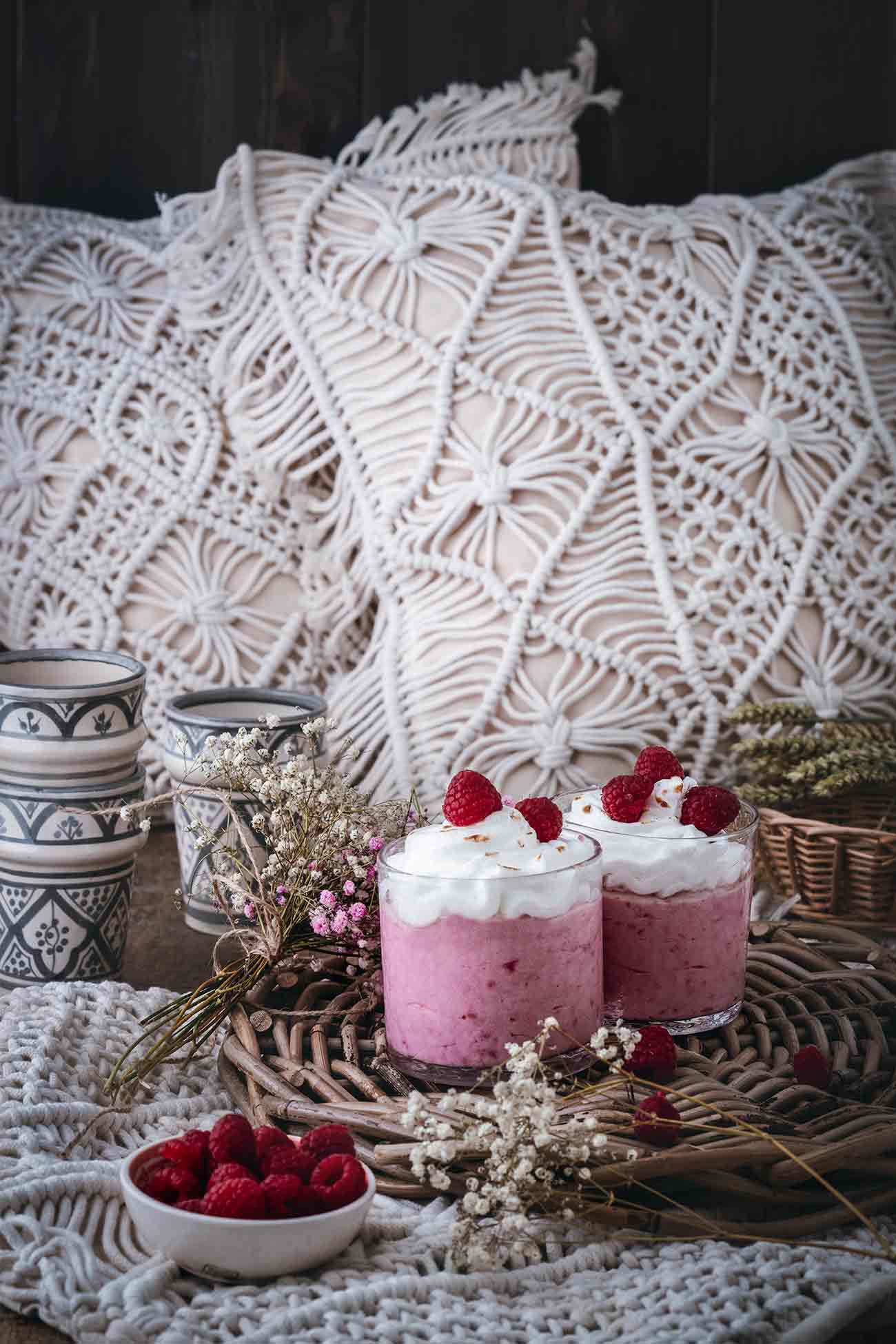Ich dachte mir, dass dieses schnell gemachte Himbeer-Mousse, perfekt für einen Start in die Woche ist. Es ist ein WIRKLICH einfaches Dessert, das aus Früchten, Quark und Sahne besteht. Einfacher geht es ehrlich gesagt nicht. Tatsächlich ist es so einfach, dass ich gezögert habe, es überhaupt zu posten ... ja, dieses Rezept ist einfach so einfach.  Aber dann habe ich dem Dessert noch eine Baisermasse verpasst und das alles war einfach zu köstlich, um es nicht mit euch zu teilen. 