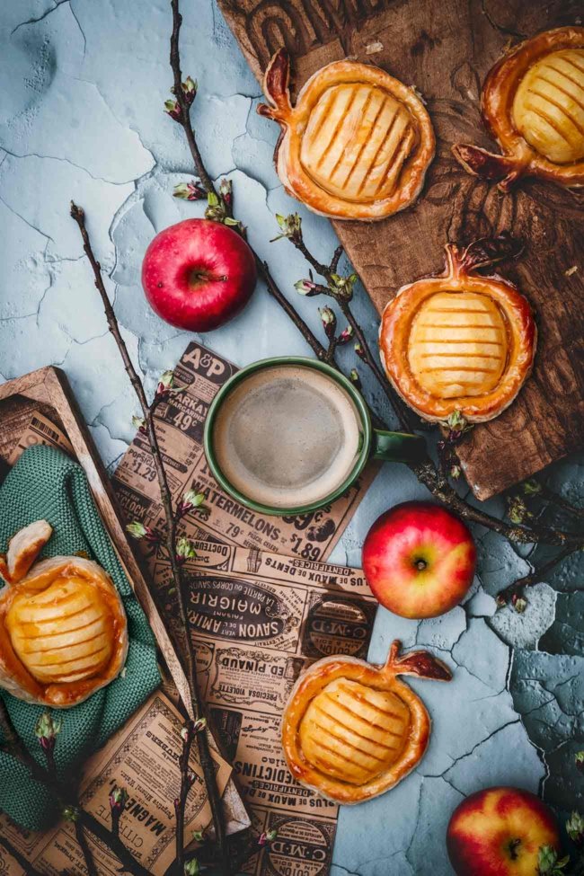 Ich kann mich nur wiederholen: Wenn die Grundzutaten stimmen, braucht es keinen großen Aufwand etwas Schönes und Leckeres zuzubereiten. Zum Beispiel diese Äpfel im Blätterteig. Mein Lieblingsapfel JAZZ schmeckt süß-säuerlich, bleibt auch noch nach dem Backen schön saftig und ist Hauptakteur bei diesem Rezept. Da braucht es kaum noch Zucker oder andere aufwendige Zutaten.