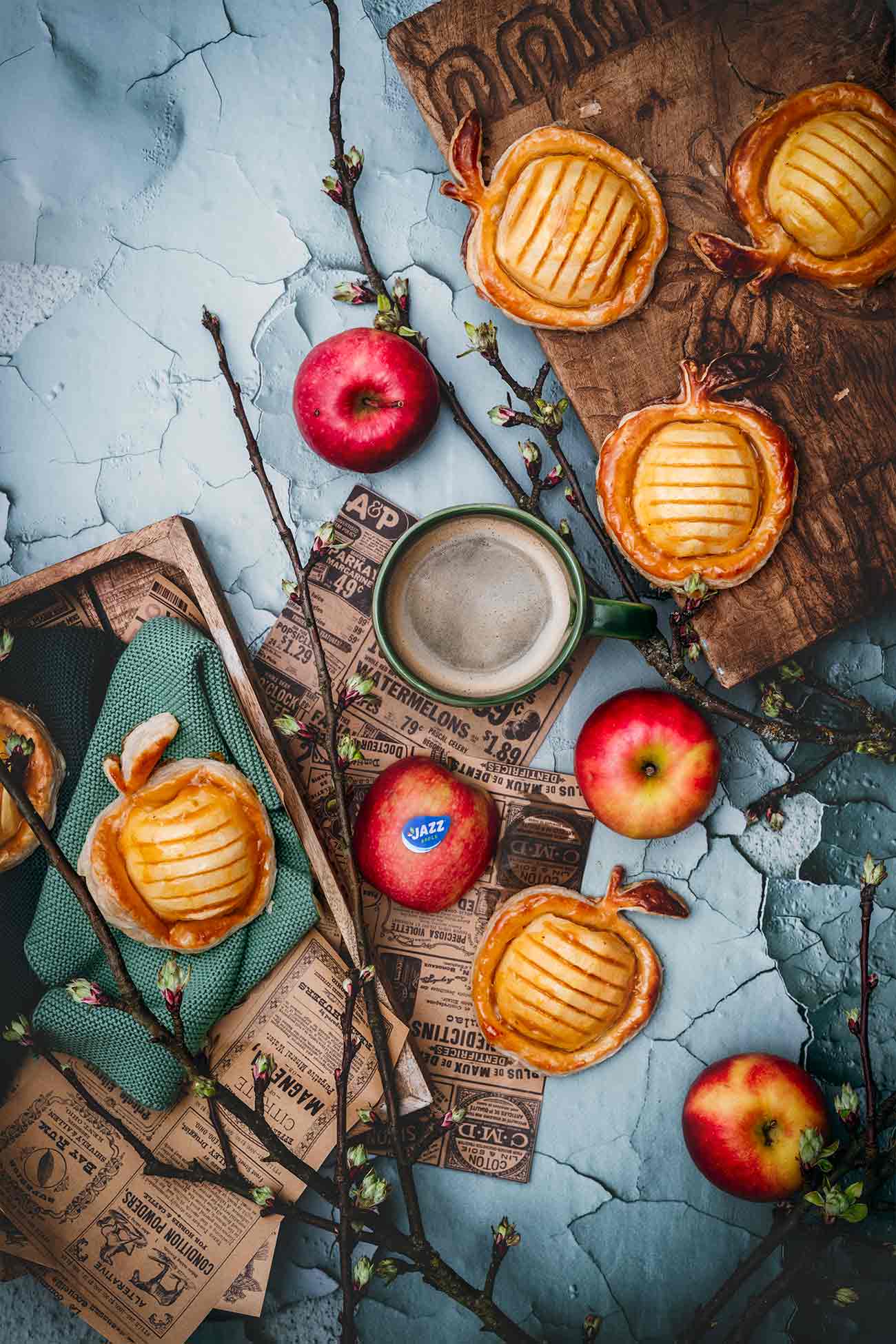 Auch wenn der JAZZ™ Apfel schon pur richtig gut schmeckt, mag ich es einfach mit Äpfeln zu kochen und zu backen. Und das das ganze Jahr über, denn die JAZZ™ Apfelbauern geben alles, um uns das ganze Jahr mit einem perfekten Apfel zu verwöhnen.  Was ich als nächstes ausprobieren werde? Ganz klar! Ich muss das Rezept von LIFE IS FULL OF GOODIES ausprobieren. Sie hat mit den knackigen JAZZ Äpfeln ein Apple Crisp aus Haferflocken gemacht. 