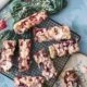 Süßer Mürbeteig bestrichen mit klebriger Marmelade und knackiger Eiweiß-Kokosmasse. Ganz mein Geschmack. Das sind genau die Riegel, die man am liebsten für sich ganz alleine behalten will, aber da ich direkt ein ganzes Blech gebacken habe, ist genug für alle da. Greift zu.