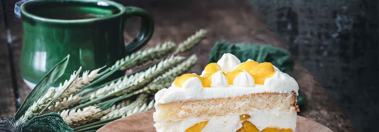 Buttermilch Kokos-Mango Torte Buttermilk Coconut Mango cake Wenn man, wie ich, den Sommer nicht erwarten kann…dann backt man sich eben eine Sahnetorte mit Mango, Maracuja und Kokos. Und Buttermilch. Was das Beste an diesem Kuchen ist? Er schmeckt fantastisch, gelingt ziemlich leicht und ist auch noch hübsch. Ich habe das Gefühl, dass so viele hübsche Kuchen trocken und geschmacklos sind, aber dieser Kuchen ist alles andere als ... er ist feucht, luftig und irgendwie sonnig. 3 Eier 220 g Zucker 3 Pck. Vanillezucker 1 Prise Salz 125 g Mehl ½ TL Backpulver 300 ml Buttermilch 1 Pck. Tortenguss klar 350 ml Maracuja-Nektar 6 Blatt Gelatine 1000 ml Sahne 3 Pck. Sahnesteif 5 TL Kokosraspeln 3 Dosen Mango (je ca. 425 g) Backofen auf Umluft 150 Grad vorheizen und eine Springform 26 cm mit Backpapier auslegen Eier trennen und das Eiweiß mit 125 g Zucker, 1 Pck. Vanillezucker und Salz steif schlagen Eigelbe einzeln unterrühren Mehl und Backpulver auf die Eiermasse sieben und unterheben 50 ml Buttermilch unterheben Teig in die Form geben und 15-20 Minuten goldbraun backen Aus der Form lösen und auskühlen und waagerecht halbieren Um den unteren Boden einen Tortenring legen Den Inhalt einer Dose Mango würfeln Tortenguss, 20 g Zucker, 250 ml Maracuja-Nektar und die Mangowürfel aufkochen Guss auf den unteren Teigboden verteilen, dabei einen kleinen Rand frei lassen Gelatine einweichen Inhalt einer Dose Mango würfeln und zusammen mit dem restlichen Nektar aufkochen lassen Vom Herd nehmen, Gelatine ausdrücken und unterrühren Restliche Buttermilch und restlichen Zucker unterrühren 2 TL Kokosraspeln unterrühren 400 ml Sahne steif schlagen und unterheben Creme auf den Tortenboden geben und oberen Boden aufsetzen, leicht andrücken und mindestens 3 Stunden kalt stellen Restliche Sahne mit Sahnesteif und restlichen Vanillezucker steif schlagen Torte aus dem Ring lösen und mit der Sahne einstreichen Restliche Sahne in einen Spritzbeutel mit Sterntülle füllen und kleine Tuffs auf die Torte spritzen Restliche Mango pürieren und Mangopüree auf die Torte geben und die restlichen Kokosraspeln darüberstreuen