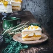 Buttermilch Kokos-Mango Torte Buttermilk Coconut Mango cake Wenn man, wie ich, den Sommer nicht erwarten kann…dann backt man sich eben eine Sahnetorte mit Mango, Maracuja und Kokos. Und Buttermilch. Was das Beste an diesem Kuchen ist? Er schmeckt fantastisch, gelingt ziemlich leicht und ist auch noch hübsch. Ich habe das Gefühl, dass so viele hübsche Kuchen trocken und geschmacklos sind, aber dieser Kuchen ist alles andere als ... er ist feucht, luftig und irgendwie sonnig. 3 Eier 220 g Zucker 3 Pck. Vanillezucker 1 Prise Salz 125 g Mehl ½ TL Backpulver 300 ml Buttermilch 1 Pck. Tortenguss klar 350 ml Maracuja-Nektar 6 Blatt Gelatine 1000 ml Sahne 3 Pck. Sahnesteif 5 TL Kokosraspeln 3 Dosen Mango (je ca. 425 g) Backofen auf Umluft 150 Grad vorheizen und eine Springform 26 cm mit Backpapier auslegen Eier trennen und das Eiweiß mit 125 g Zucker, 1 Pck. Vanillezucker und Salz steif schlagen Eigelbe einzeln unterrühren Mehl und Backpulver auf die Eiermasse sieben und unterheben 50 ml Buttermilch unterheben Teig in die Form geben und 15-20 Minuten goldbraun backen Aus der Form lösen und auskühlen und waagerecht halbieren Um den unteren Boden einen Tortenring legen Den Inhalt einer Dose Mango würfeln Tortenguss, 20 g Zucker, 250 ml Maracuja-Nektar und die Mangowürfel aufkochen Guss auf den unteren Teigboden verteilen, dabei einen kleinen Rand frei lassen Gelatine einweichen Inhalt einer Dose Mango würfeln und zusammen mit dem restlichen Nektar aufkochen lassen Vom Herd nehmen, Gelatine ausdrücken und unterrühren Restliche Buttermilch und restlichen Zucker unterrühren 2 TL Kokosraspeln unterrühren 400 ml Sahne steif schlagen und unterheben Creme auf den Tortenboden geben und oberen Boden aufsetzen, leicht andrücken und mindestens 3 Stunden kalt stellen Restliche Sahne mit Sahnesteif und restlichen Vanillezucker steif schlagen Torte aus dem Ring lösen und mit der Sahne einstreichen Restliche Sahne in einen Spritzbeutel mit Sterntülle füllen und kleine Tuffs auf die Torte spritzen Restliche Mango pürieren und Mangopüree auf die Torte geben und die restlichen Kokosraspeln darüberstreuen