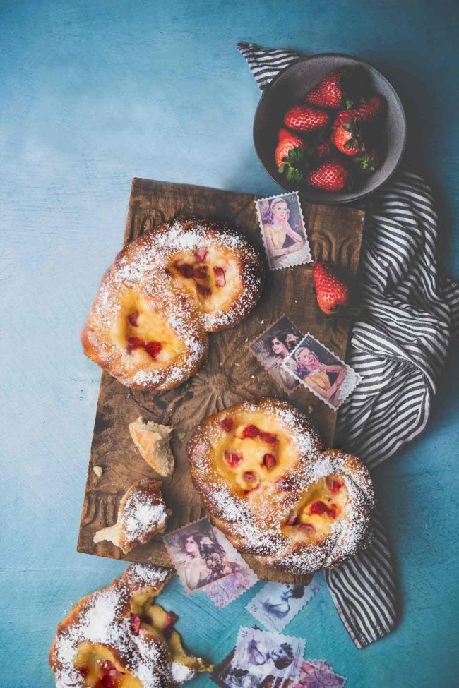 Puddingbrezeln erinnern mich an meine Kindheit. Mittwochs war Puddingbrezel-Tag. Den ganzen Mittwoch über wurden in der Backstube frische Puddingbrezeln gebacken. Wie lecker die waren. Einige Jahre später ist jeder Versuch eine leckere, frische Brezel beim Bäcker zu kaufen bisher leider fehlgeschlagen. Nun habe ich sie selber probiert und bin ganz begeistert, wie einfach es doch ist. Dieses Mal habe ich backfeste Puddingcreme genommen, der Geschmack war gut, aber sicherlich gibt es noch eine bessere Alternative. Habt ihr eine Idee?