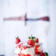 Jetzt, wo die ersten Erdbeeren aus Deutschland erhältlich sind, können wir so richtig mit den Erdbeer-Rezepten loslegen, oder? Mein „Raffaello“ Dessert erinnert an die weißen Kokoskugeln und ist mindestens genauso schnell gegessen. Habe ich schon gesagt, dass ich solch einfache Desserts einfach liebe? Bestimmt.
