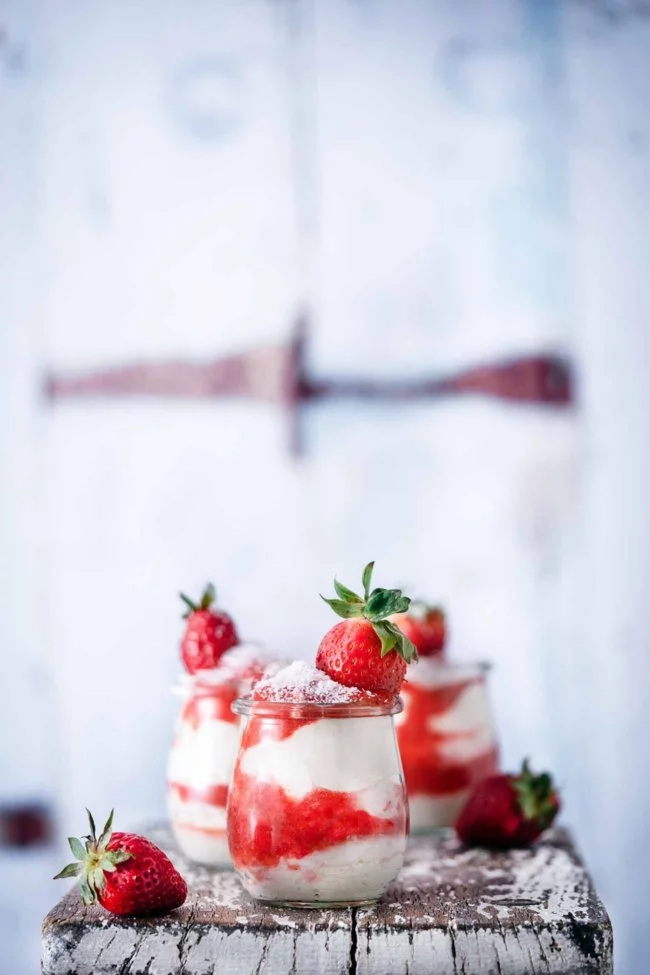 Jetzt, wo die ersten Erdbeeren aus Deutschland erhältlich sind, können wir so richtig mit den Erdbeer-Rezepten loslegen, oder? Mein „Raffaello“ Dessert erinnert an die weißen Kokoskugeln und ist mindestens genauso schnell gegessen. Habe ich schon gesagt, dass ich solch einfache Desserts einfach liebe? Bestimmt.