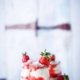 Jetzt, wo die ersten Erdbeeren aus Deutschland erhältlich sind, können wir so richtig mit den Erdbeer-Rezepten loslegen, oder? Mein „Raffaello“ Dessert erinnert an die weißen Kokoskugeln und ist mindestens genauso schnell gegessen. Habe ich schon gesagt, dass ich solch einfache Desserts einfach liebe? Bestimmt.