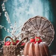 Ab sofort habe ich einen neuen Lieblings-Gugelhupf. Ich habe diesen Kuchen jetzt schon mehrmals gemacht ... weißt du, zu Testzwecken und so weiter. Ich hatte ehrlich nicht erwartet, einen Gugelhupf so sehr zu mögen, aber dank dieser 3 Worte – Sahne, Schokolade und Vanille- könnt ihr mich sicherlich verstehen.