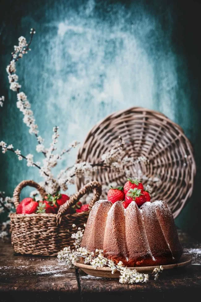 Ab sofort habe ich einen neuen Lieblings-Gugelhupf. Ich habe diesen Kuchen jetzt schon mehrmals gemacht ... weißt du, zu Testzwecken und so weiter. Ich hatte ehrlich nicht erwartet, einen Gugelhupf so sehr zu mögen, aber dank dieser 3 Worte – Sahne, Schokolade und Vanille- könnt ihr mich sicherlich verstehen.