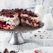 Schwarzwälder Kirsch-Baiser-Kuchen Black Forest cherry meringue cake Schwarzwälder Kirsch bleibt und ist einfach ein richtig guter Kuchenklassiker. Ich mag manchmal einfach keine Tortenböden backen, so dass ich kurzerhand die Biskuitböden gegen leckere Schokoladenbaisers ersetzt habe. Geht unheimlich flott und ist ab sofort unsere Lieblingsversion der Schwarzwälder Kirschtorte. 5 Eiweiß 1 TL Essig 200 g Zucker 2 TL Speisestärke 3 EL Kakaopulver 200 g Zartbitterkuvertüre 600 g Schlagsahne 3 Blatt Gelatine 600 g Sauerkirschen (Glas) 50 g brauner Zucker 2 Pck. Vanillezucker 50 ml Kirschwasser 6 TL Sofortgelatinepulver (weniger als 1 Pck) Backofen auf 140 Grad Ober-Unterhitze vorheizen und zwei Backbleche mit Backpapier auslegen Eiweiße mit dem Essig steif schlagen Zucker mit der Speisestärke vermengen und nach und nach einrieseln lassen Kakaopulver unterheben Auf den Backpapieren einen Teller mit 22 cm Durchmesser legen und nachzeichnen Eiweißmasse in einen Spritzbeutel geben und die beiden Kreise ausspritzen Die Böden ca. 1,5 Stunden im Backofen backen, danach auskühlen lassen 100 g Zartbitterkuvertüre über einem Wasserbad schmelzen lassen und die Baiserböden damit einpinseln, trocknen lassen Blattgelatine in kaltem Wasser einweichen Sauerkirschen abseihen und 200 ml Saft auffangen 150 ml Saft mit dem braunen Zucker und den Kirschen verrühren, restlichen Saft mit der Speisestärke verrühren Kirschen mit Saft in einen Topf geben und aufkochen lassen und mit der Speisestärkemischung binden Kirschkompott abkühlen lassen Sahne, Vanillezucker, Kirschwasser und Sofortgelatinepulver steif schlagen Restliche Kuvertüre raspeln und 2/3 unter die Sahne heben Einen Baiserboden mit Sahne und Kirschkompott bestreichen, zweiten Boden auflegen und restliche Sahne darauf verteilen Restlichen Kompott und Schokoraspeln darauf verteilen TIPP: Wer das Kirschwasser weglassen will, kann die Sahne auch mit Sahnesteif steif schlagen und benötigt keine Sofortgelatine