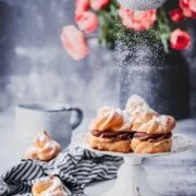 Wer mag sie nicht? Die kleinen Windbeutel, die so schön im Mund zerplatzen und sich dann mit der Sahnefüllung verbinden? Als Füllung habe ich diesmal einen Schokoladenpudding mit Kaffee der „Jacobs Krönung Crema kräftig“ gekocht. Kaffee und Schokolade gehören für mich einfach zusammen, da der Kaffee die Schokolade noch einmal im Geschmack unterstützt. Perfekt einfach