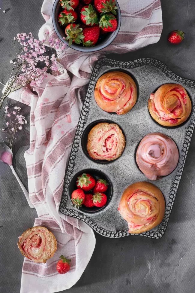 Wie klingen lauwarme Schnecken-Muffins mit einer Glasur aus Baileys Strawberries & Cream? Lecker, oder? Und die sind so einfach gemacht, dass wirklich jeder, wirklich jeder, mit nur wenigen Zutaten, diese noch für Muttertag zubereiten kann. Und der Geschmack? Alleine die Glasur…der Geschmack von reifen Erdbeeren und Vanille auf lauwarmen Hefeschnecken. Knaller. Aber schaut selbst.