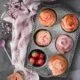 Wie klingen lauwarme Schnecken-Muffins mit einer Glasur aus Baileys Strawberries & Cream? Lecker, oder? Und die sind so einfach gemacht, dass wirklich jeder, wirklich jeder, mit nur wenigen Zutaten, diese noch für Muttertag zubereiten kann. Und der Geschmack? Alleine die Glasur…der Geschmack von reifen Erdbeeren und Vanille auf lauwarmen Hefeschnecken. Knaller. Aber schaut selbst.