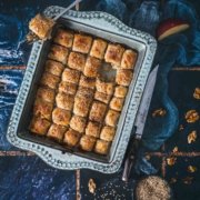 Vorneweg sei gesagt, dass ich das klassische Baklava mit Pistazien über alles liebe, aber ich musste einfach mal etwas anderes ausprobieren. Eine Art „easy peasy“ Baklava aus Blätterteig mit einer fruchtigen Apfel-Nussfüllung. Nicht ganz so süß wie das Original, aber unglaublich lecker.