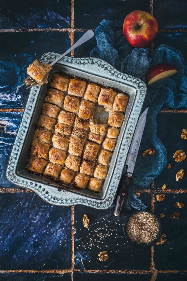 Vorneweg sei gesagt, dass ich das klassische Baklava mit Pistazien über alles liebe, aber ich musste einfach mal etwas anderes ausprobieren. Eine Art „easy peasy“ Baklava aus Blätterteig mit einer fruchtigen Apfel-Nussfüllung. Nicht ganz so süß wie das Original, aber unglaublich lecker.