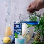 Am 01. Juni ist der Tag der Milch und den feiere ich mit..? Na klar, mit Milch und Weihenstephan. Also, ich mach mir einen Mocktail (oder auch 2, denn schließlich ist er alkoholfrei) und stimme mich mit meiner Kreation schon mal auf heiße Sommertage ein. Im März war ich bei der virtuellen Milchwerkstatt von Weihenstephan dabei und habe mich verliebt. In eine ganz besondere Milch: In die Barista Milch von Weihenstephan, die es für mich so einfach macht, den perfekten Milchschaum zu kreieren. Kein Wunder, dass die Milch einen ganz besonderen Anteil in meinem Mocktail hat, denn die aufgeschäumte Milch, gibt meine Mocktail eine besonders sahnige Note. Aber seht selbst…