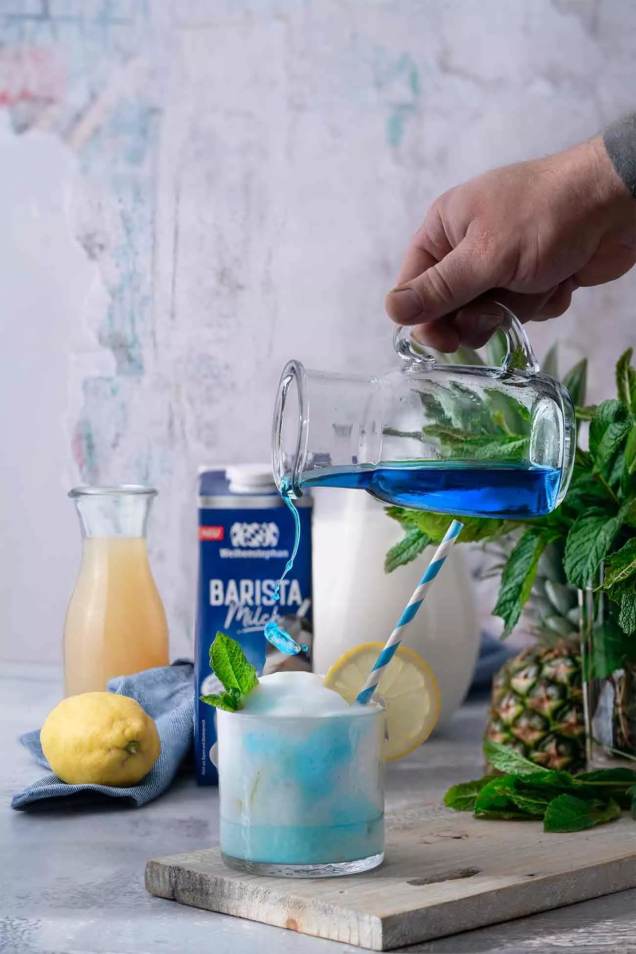 Am 01. Juni ist der Tag der Milch und den feiere ich mit..? Na klar, mit Milch und Weihenstephan. Also, ich mach mir einen Mocktail (oder auch 2, denn schließlich ist er alkoholfrei) und stimme mich mit meiner Kreation schon mal auf heiße Sommertage ein. Im März war ich bei der virtuellen Milchwerkstatt von Weihenstephan dabei und habe mich verliebt. In eine ganz besondere Milch: In die Barista Milch von Weihenstephan, die es für mich so einfach macht, den perfekten Milchschaum zu kreieren. Kein Wunder, dass die Milch einen ganz besonderen Anteil in meinem Mocktail hat, denn die aufgeschäumte Milch, gibt meine Mocktail eine besonders sahnige Note. Aber seht selbst…