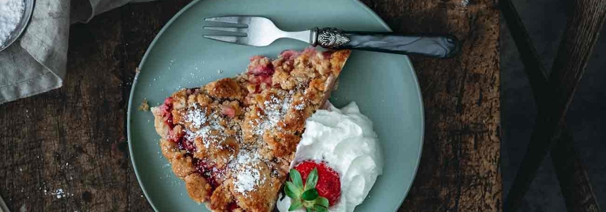 Jetzt, wo so langsam überall leckere Beeren zum Vorschein kommen und die Erdbeere bald in den Schatten von heimischen Kirschen, Brom- und Johannisbeeren stehen wird, haue ich noch eine einfache und schnell gemachte Tarte ins Beeren-Rennen.
