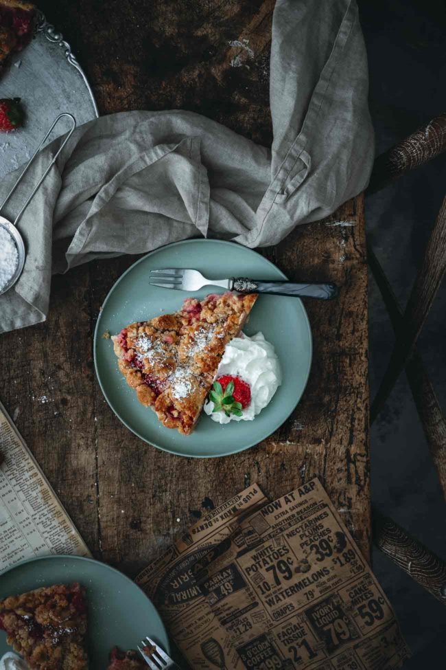 Jetzt, wo so langsam überall leckere Beeren zum Vorschein kommen und die Erdbeere bald in den Schatten von heimischen Kirschen, Brom- und Johannisbeeren stehen wird, haue ich noch eine einfache und schnell gemachte Tarte ins Beeren-Rennen.