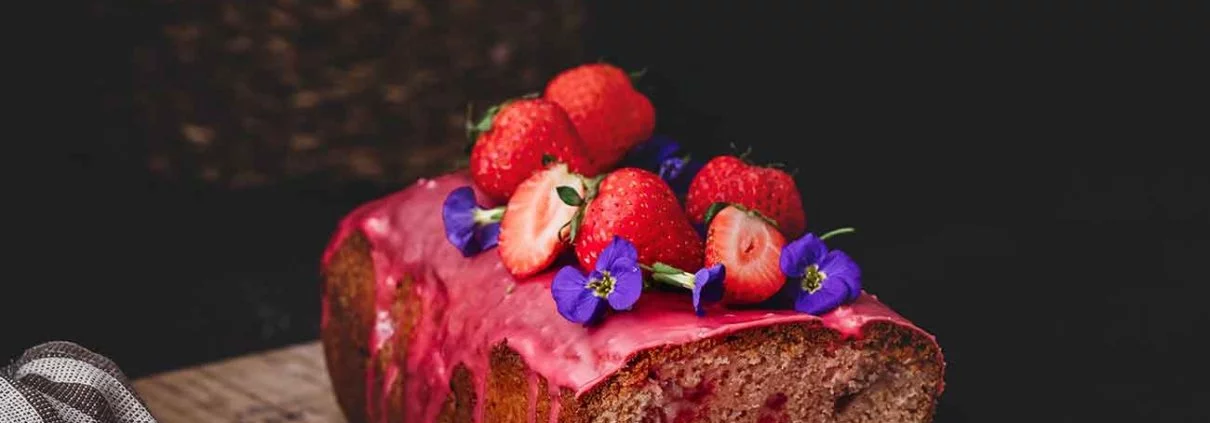 Süßer Erdbeer-Mandel-Kuchen, der bei mir, neben frischen Erdbeeren, noch etwas Erdbeersirup in den Teig bekommen hat. Getoppt wurde der einfache Kuchen mit einer Glasur aus Puderzucker und Erdbeersirup, die einzigartig köstlich ist. Genieße den Kuchen mit einem Kaffee oder zum Nachtisch mit etwas Schlagsahne. Er ist schnell gemacht und dennoch sehr hübsch.