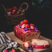 Süßer Erdbeer-Mandel-Kuchen, der bei mir, neben frischen Erdbeeren, noch etwas Erdbeersirup in den Teig bekommen hat. Getoppt wurde der einfache Kuchen mit einer Glasur aus Puderzucker und Erdbeersirup, die einzigartig köstlich ist. Genieße den Kuchen mit einem Kaffee oder zum Nachtisch mit etwas Schlagsahne. Er ist schnell gemacht und dennoch sehr hübsch.