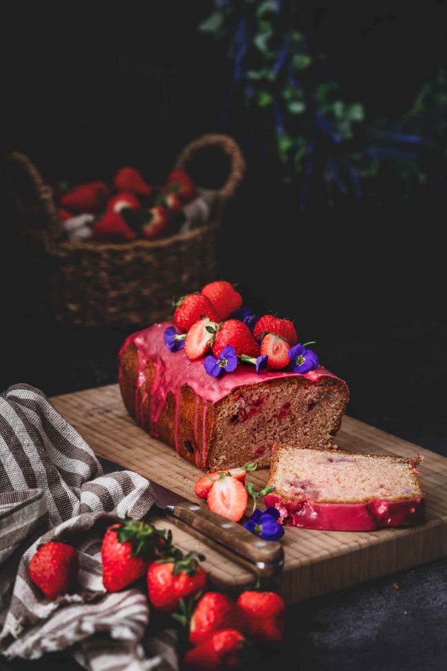 Süßer Erdbeer-Mandel-Kuchen, der bei mir, neben frischen Erdbeeren, noch etwas Erdbeersirup in den Teig bekommen hat. Getoppt wurde der einfache Kuchen mit einer Glasur aus Puderzucker und Erdbeersirup, die einzigartig köstlich ist. Genieße den Kuchen mit einem Kaffee oder zum Nachtisch mit etwas Schlagsahne. Er ist schnell gemacht und dennoch sehr hübsch.