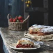 Fluffiger Hefeteig mit einer Erdbeerfüllung und Zuckerkruste. Den Kuchen habe ich mir gestern einfach gegönnt.