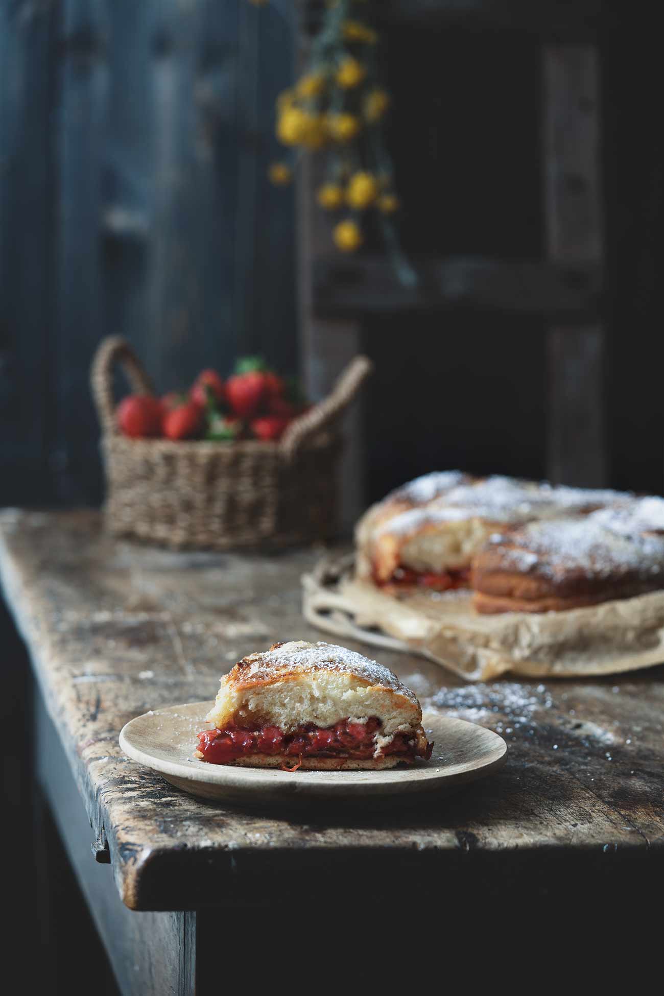 Fluffiger Hefeteig mit einer Erdbeerfüllung und Zuckerkruste. Den Kuchen habe ich mir gestern einfach gegönnt.  