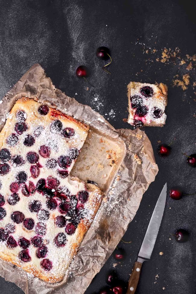 Ich musste einfach zugreifen und mir die ersten Kirschen schnappen. Ich freue mich sehr über den Beginn der Steinfrucht- und Beerensaison. Ich habe beschlossen, dass dies der Sommer ist, in dem ich ganz viele Desserts und Kuchen mit ganz vielen Früchten machen werden. Der schnell gemachte Kirschkuchen ist schon einmal ein großartiger Anfang.