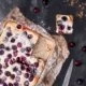Ich musste einfach zugreifen und mir die ersten Kirschen schnappen. Ich freue mich sehr über den Beginn der Steinfrucht- und Beerensaison. Ich habe beschlossen, dass dies der Sommer ist, in dem ich ganz viele Desserts und Kuchen mit ganz vielen Früchten machen werden. Der schnell gemachte Kirschkuchen ist schon einmal ein großartiger Anfang.