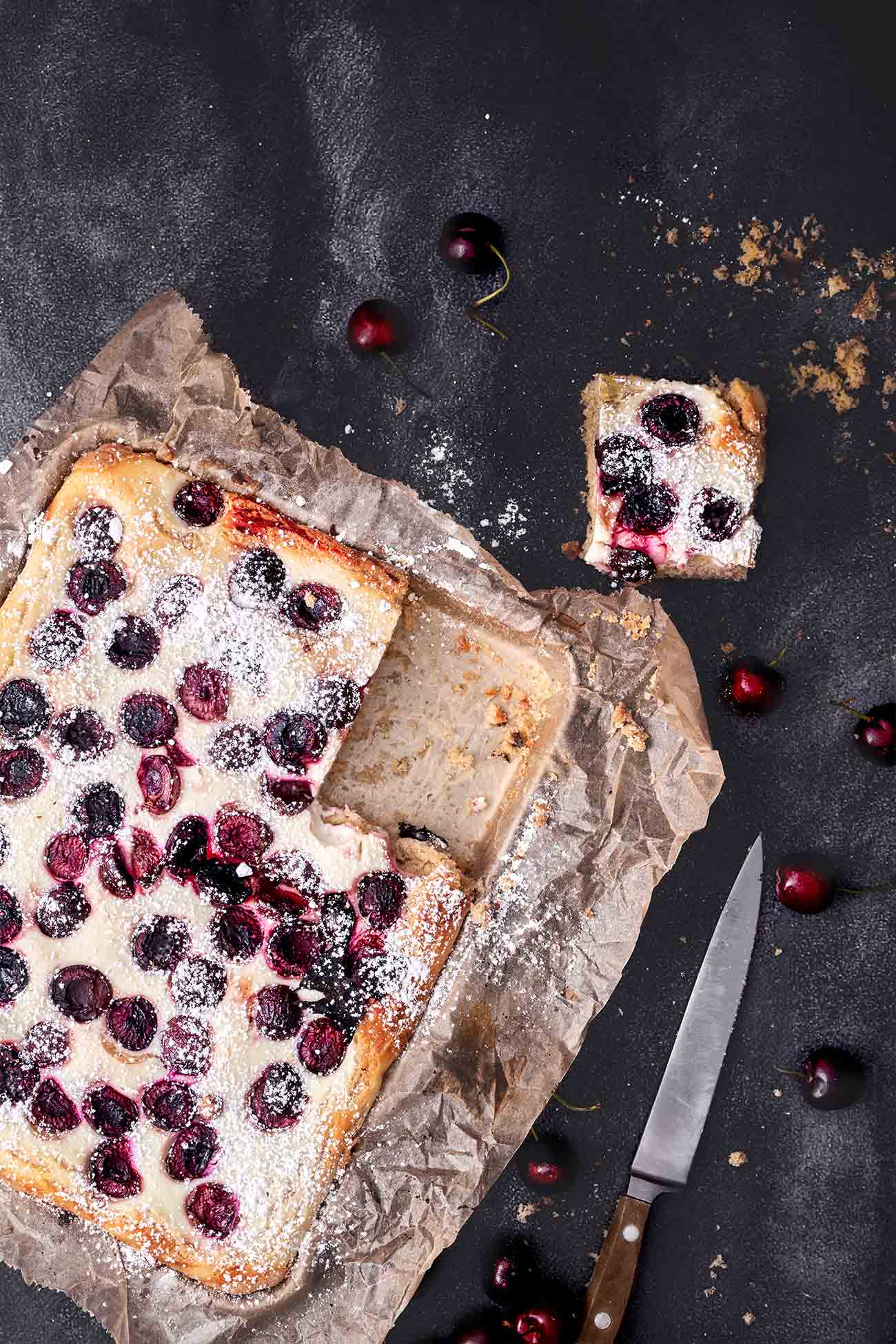 Ich musste einfach zugreifen und mir die ersten Kirschen schnappen.  Ich freue mich sehr über den Beginn der Steinfrucht- und Beerensaison. Ich habe beschlossen, dass dies der Sommer ist, in dem ich ganz viele Desserts und Kuchen mit ganz vielen Früchten machen werden. Der schnell gemachte Kirschkuchen ist schon einmal ein großartiger Anfang. 