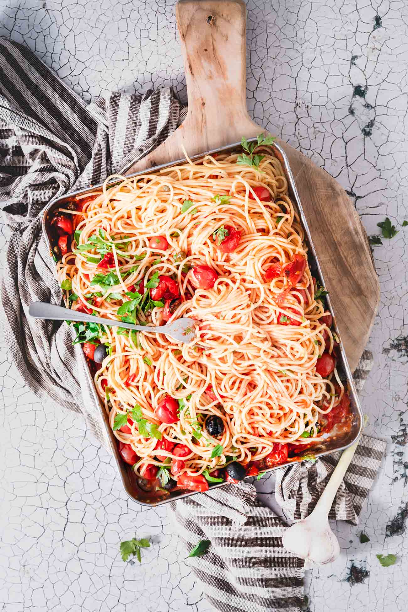 Bevor ich jetzt direkt in die Küche verschwinde und Kuchen backe, lasse ich noch schnell mein schnellgemachtes Pasta Rezept da. Das war mein gestriges Mittagessen und so lecker, dass ich euch das Rezept unbedingt aufschreiben musste. Ich hab allerdings die Sardellen weggelassen, was dem Geschmack keinen Abbruch getan hat. Habt einen tollen Samstag. 