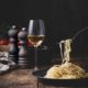 Dies ist wohl das simpelste Pasta-Rezept der Welt, aber für mich auch eines der leckersten Gerichte. Auch wenn du nur 4 Zutaten benötigst, ist die Qualität entscheidend. Ich achte dabei besonders auf die Qualität des Pfeffers und des Salzes. Und damit ich richtig Spaß bei der Zubereitung habe, benutze ich die Pfeffer-und Salzmühlen von Peugeot. Besonders mag ich die neue Paris Nature Dark Kollektion aus upgecycelten Holzstücken. Die sind nicht nur ein echter Hingucker, sondern auch ein totaler Handschmeichler und nachhaltig dazu. .