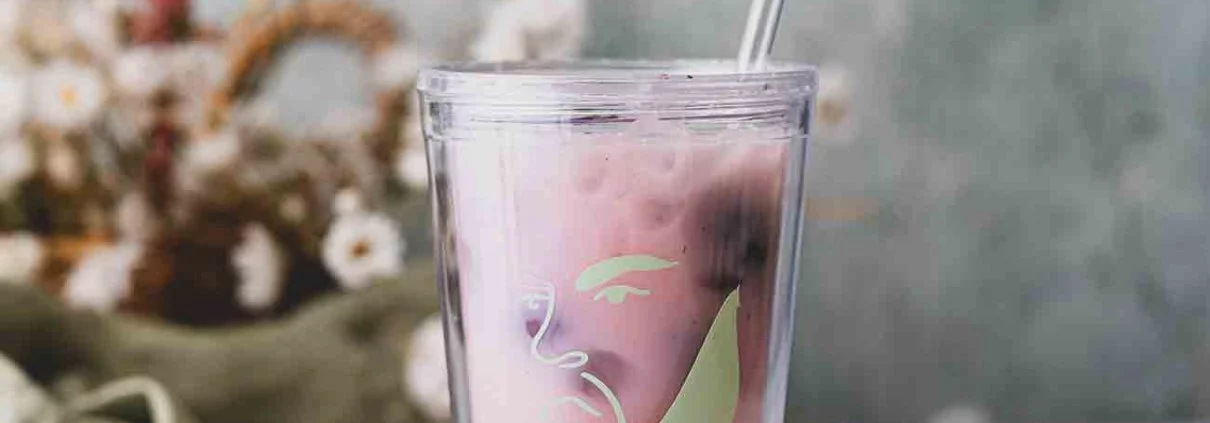 Er ist einfach überall, der Pink Drink. Auch wenn ich kein Starbucks-Fan bin, mag ich deren kalte Drinks. So gern, dass ich sie mir am liebsten selber mache, denn selbstgemacht schmeckt es einfach besser. Du brauchst nur wenige Zutaten und schonst deinen Geldbeutel. Meine Version findest du auf dem Blog. Die Zubereitung des Pink Drinks ist nun wirklich sehr einfach und mehr als 5 Zutaten benötigst du nicht. Auch wenn die meisten ihn mit gefrorenen Himbeeren und Hibiskustee machen, mag ich die Variante mit Brombeeren und Früchtetee noch viel lieber. Auch verwende ich frisch aufgebrühten Kaffee, der direkt nach seiner Brühzeit in den Becher kommt. Das Eis kühlt ihn schnell runter und du hast nicht noch den Industriezucker, der in den fertigen Tees enthalten ist.