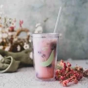 Er ist einfach überall, der Pink Drink. Auch wenn ich kein Starbucks-Fan bin, mag ich deren kalte Drinks. So gern, dass ich sie mir am liebsten selber mache, denn selbstgemacht schmeckt es einfach besser. Du brauchst nur wenige Zutaten und schonst deinen Geldbeutel. Meine Version findest du auf dem Blog. Die Zubereitung des Pink Drinks ist nun wirklich sehr einfach und mehr als 5 Zutaten benötigst du nicht. Auch wenn die meisten ihn mit gefrorenen Himbeeren und Hibiskustee machen, mag ich die Variante mit Brombeeren und Früchtetee noch viel lieber. Auch verwende ich frisch aufgebrühten Kaffee, der direkt nach seiner Brühzeit in den Becher kommt. Das Eis kühlt ihn schnell runter und du hast nicht noch den Industriezucker, der in den fertigen Tees enthalten ist.