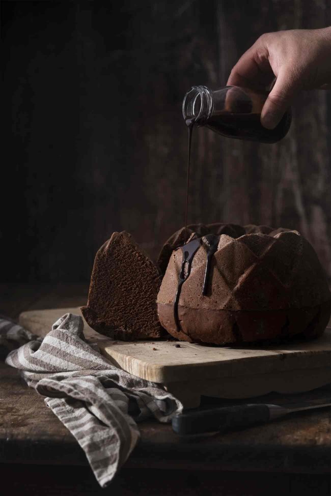 Wir alle kennen doch noch diese kleinen Schokoladenkuchen mit flüssigen Schokoaldenkern, die vor einigen Jahren auf keiner Speisekarte fehlen durfte und schon jeder Drittplatzierte beim Perfekten Dinner als Dessert präsentierte, oder? Ich mag die Kombination aus warmen Schokoladenkuchen und flüssiger Schokosoße. Noch lieber mag ich diesen großen Gugelhupf mit einem Kern aus schokoladigen Salzkaramell.