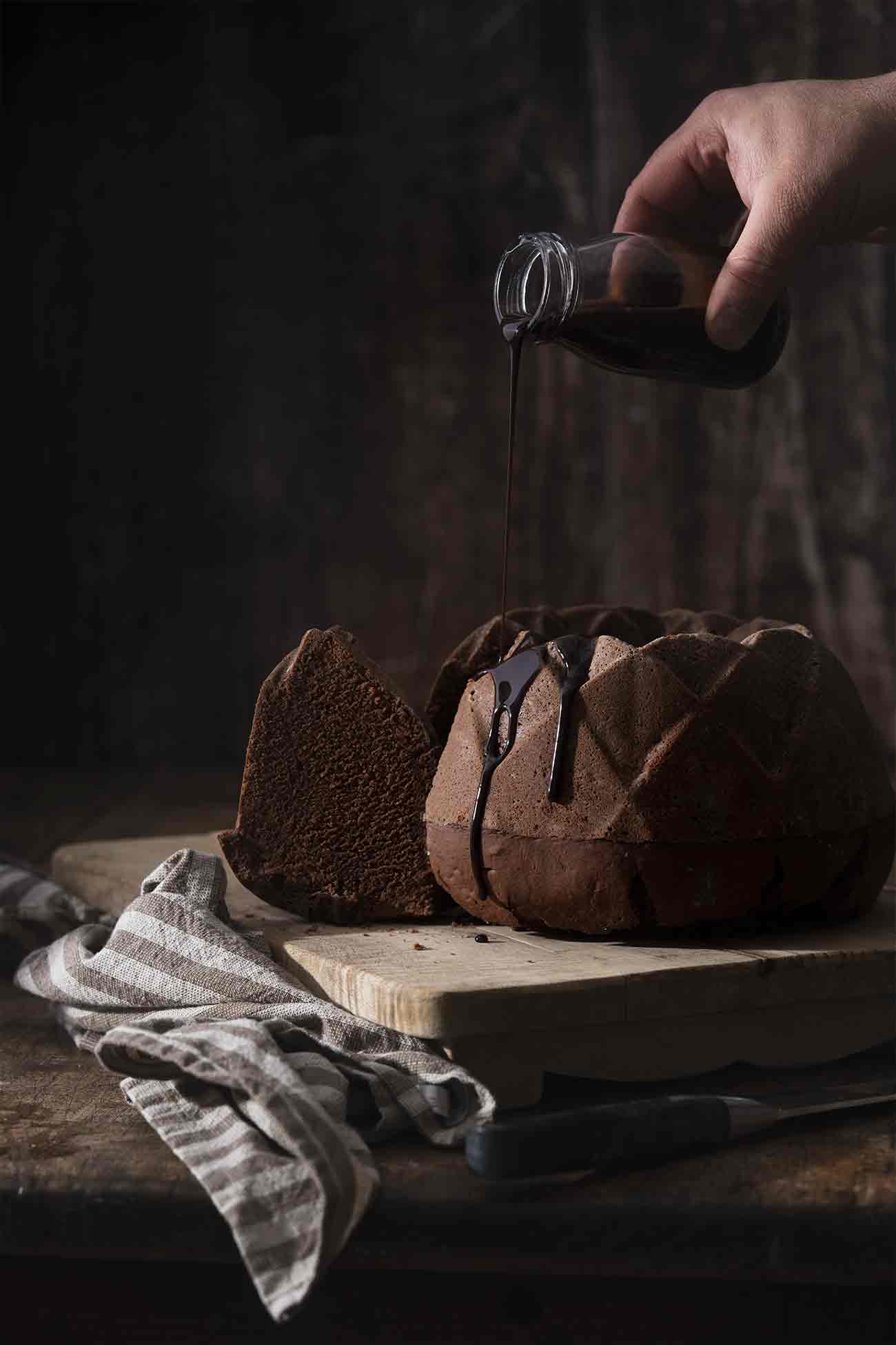 Wir alle kennen doch noch diese kleinen Schokoladenkuchen mit flüssigen Schokoaldenkern, die vor einigen Jahren auf keiner Speisekarte fehlen durfte und schon jeder Drittplatzierte beim Perfekten Dinner als Dessert präsentierte, oder? Ich mag die Kombination aus warmen Schokoladenkuchen und flüssiger Schokosoße. Noch lieber mag ich diesen großen Gugelhupf mit einem Kern aus schokoladigen Salzkaramell. 