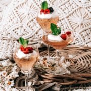 Ein leichter Rosé, Beeren und eine frische Zabaglione…das ist doch das richtige Frühlingsdessert. Und es wartet im Kühlschrank auf mich. Auch wenn das Wetter um diese Uhrzeit noch nicht so nach Frühling aussieht, bin ich mir sicher, das für uns alle die Sonne heute scheinen wird